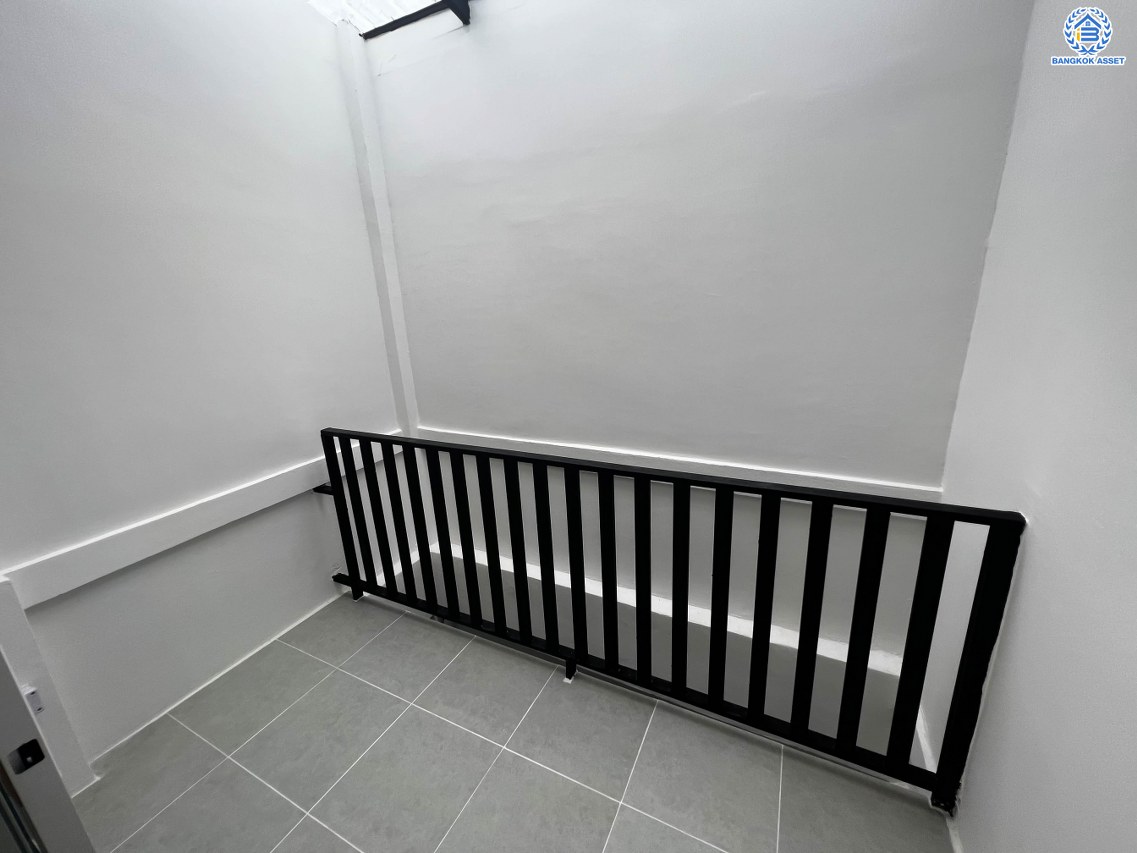 บ้านมือสองตกแต่งใหม่ ดีไซน์สวย โครงการ 101การ์เด้นวิลล์ ลาดพร้าว เนื้อที่ 18 ตร.ว. ฟังก์ชัน 3 ห้องนอน 2 ห้องน้ำ จอดรถได้ 1 คัน รองรับทุกกิจกรรม บนทำเลเชื่อมต่อหลายเส้นทาง อาทิ ถนนประเสริฐมนูกิจ, ถนนนวมินทร์ และถนนลาดพร้าว ใกล้จุดขึ้นทางด่วน "รามอินทรา"